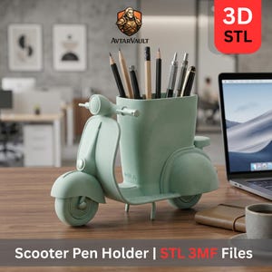 Puede incluir: Un portalápices en forma de scooter verde menta, lleno de bolígrafos y lápices. El portalápices tiene un diseño detallado, incluyendo ruedas y manillar. El texto "MIRA" es visible en el lateral. También aparece el texto "3D STL".