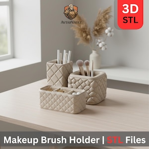 Puede incluir: Tres porta-brochas de maquillaje acolchados beige y un organizador de joyas sobre una superficie de madera. Los soportes contienen brochas de maquillaje y otros accesorios. La imagen incluye el texto "Makeup Brush Holder | STL Files".