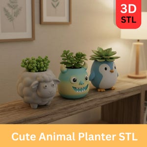 Pode incluir: Três vasos em forma de animais: uma ovelha, um monstro e um pinguim, cada um com uma pequena suculenta. Os vasos são brancos, azuis e amarelos e estão numa prateleira de madeira. A imagem inclui o texto "3D STL" e "Cute Animal Planter STL".