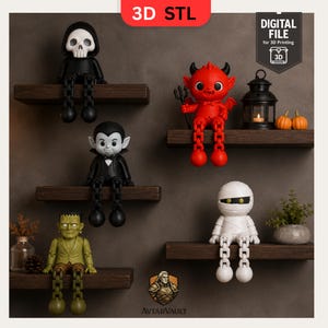 K&ouml;nnte beinhalten: Eine Sammlung von f&uuml;nf beweglichen 3D-gedruckten Figuren, darunter ein Skelett mit schwarzer Kapuze, ein roter Teufel mit Dreizack, ein Vampir im Smoking, ein gr&uuml;nes Monster und eine wei&szlig;e Mumie, auf dunklen Holzregalen mit Text 3D STL.