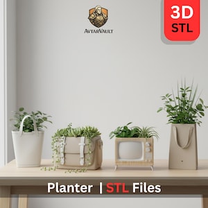 Op de afbeelding: Een verzameling unieke plantenbakken, waaronder een witte emmer, een beige tas, een houten tv en een beige draagtas, elk gevuld met groen. De afbeelding bevat de tekst "Planter | STL Files".