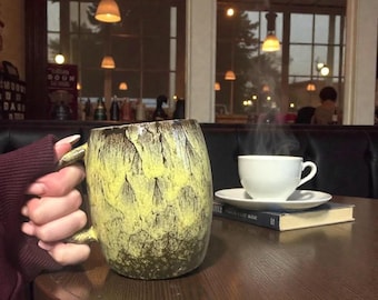 Handgemaakte koffiemok van rustiek steengoed: vintage glazuur cottagecore-aardewerk