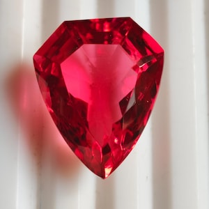 Natural Burmese Red Ruby 23 ct - AAA Grade Loose Gemstone - Shield Cut for Custom Jewelry - July Birthstone Investment Gem