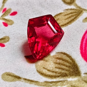 Natural Burmese Red Ruby 32 ct - AAA Grade Loose Gemstone - Shield Cut for Custom Jewelry - July Birthstone Investment Gem