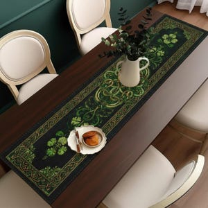 Puede incluir: Un letrero de madera rústico con el texto "Welcome to our home" en un estilo manuscrito. El letrero es rectangular, con un acabado envejecido y un diseño sencillo y acogedor. Adecuado para uso en interiores o exteriores.