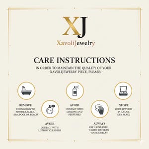 Pu&ograve; includere: Una scheda informativa color crema intitolata CARE INSTRUCTIONS per XavoliJewelry. Presenta cinque icone circolari con disegni a linee nere che raffigurano una vasca da bagno, un flacone di profumo, un portagioie, un panno e istruzioni di manutenzione.