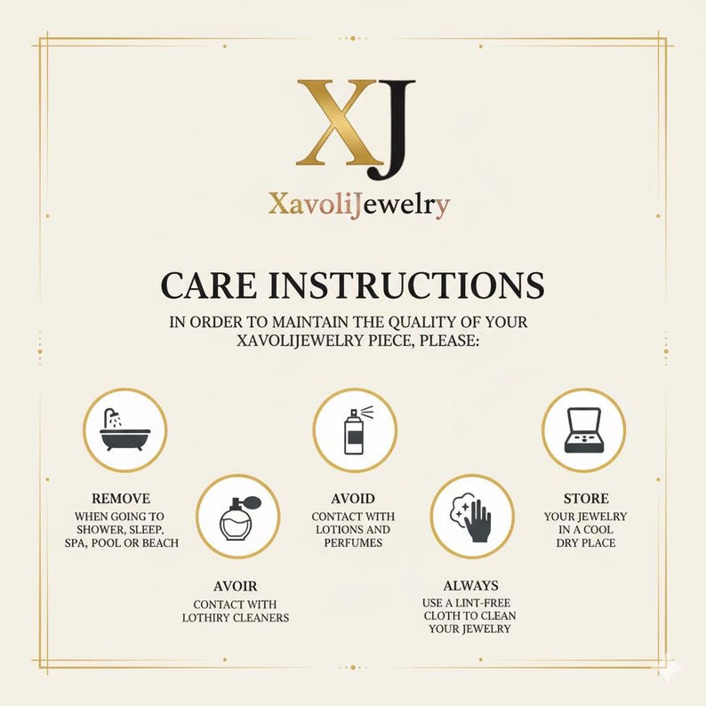 Pu&ograve; includere: Una scheda informativa color crema intitolata CARE INSTRUCTIONS per XavoliJewelry. Presenta cinque icone circolari con disegni a linee nere che raffigurano una vasca da bagno, un flacone di profumo, un portagioie, un panno e istruzioni di manutenzione.
