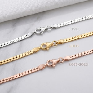 Op de afbeelding: Drie platte visgraatkettingen in zilver-, goud- en roségoudkleurige tinten. Elke ketting is voorzien van een karabijnsluiting. De tekstlabels SILVER, GOLD en ROSE GOLD staan naast de bijbehorende kettingstijlen voor identificatie.