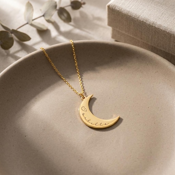 Personalisierte Namenskette mit Mond, Goldfarbener Halbmond mit Herz, Gravierte Kette als Geschenk