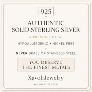 Pu&ograve; includere: Un grafico informativo quadrato con sfondo color crema e testo scuro che recita 925 AUTHENTIC SOLID STERLING SILVER, A PRECIOUS METAL, HYPOALLERGENIC, NICKEL-FREE, NEVER BRASS OR STAINLESS STEEL, YOU DESERVE THE FINEST METALS, XavoliJewelry, HANDMADE JEWELRY.