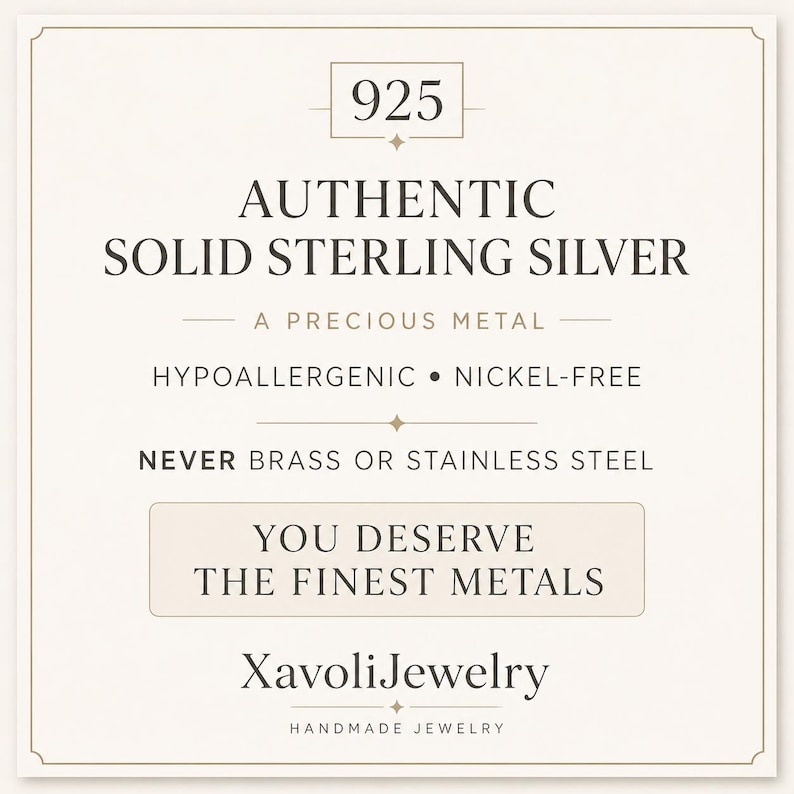 Pu&ograve; includere: Un grafico informativo quadrato con sfondo color crema e testo scuro che recita 925 AUTHENTIC SOLID STERLING SILVER, A PRECIOUS METAL, HYPOALLERGENIC, NICKEL-FREE, NEVER BRASS OR STAINLESS STEEL, YOU DESERVE THE FINEST METALS, XavoliJewelry, HANDMADE JEWELRY.