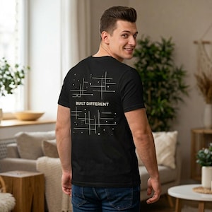 Camiseta "Built Different" / Diseño minimalista en la parte delantera, estampado de esquema tecnológico en la parte trasera, camiseta gráfica para desarrolladores, regalo para programadores y creadores, prenda estética para ingenieros.
