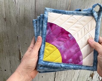 Gesteppter Topflappen, moderner Tischuntersetzer, handgefärbte Bio-Baumwolle, Mini Art Quilt #114