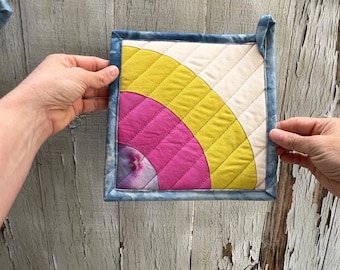 Gesteppter Topflappen, moderner Tischuntersetzer, handgefärbte Bio-Baumwolle, Kochplatte, Mini Art Quilt #121