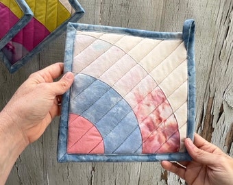 Gesteppter Topflappen, moderner Tischuntersetzer, handgefärbte Bio-Baumwolle, Kochplatte, Mini Art Quilt #120