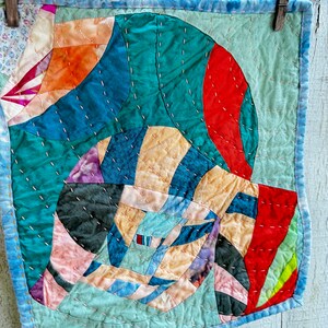 Série de colchas de cartas de amor #007, mini colcha artística, série de colchas minúsculas acolchoadas de 13" x 16"