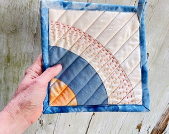 Gesteppter Topflappen, moderner Tischuntersetzer, handgefärbte Bio-Baumwolle, Mini Art Quilt #125