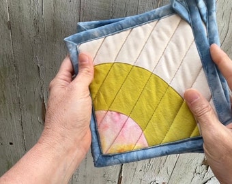 Gesteppter Topflappen, moderner Tischuntersetzer, handgefärbte Bio-Baumwolle, Kochplatte, Mini Art Quilt #119