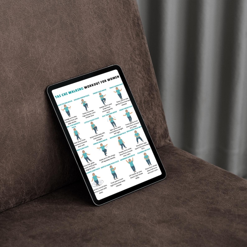 Peut inclure: Une tablette noire affichant un entra&icirc;nement de marche Tai Chi pour femmes. L'&eacute;cran montre des figures illustr&eacute;es d&eacute;montrant diverses poses de Tai Chi. La tablette est pos&eacute;e sur une surface rembourr&eacute;e marron.