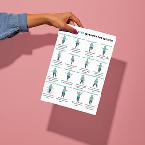 Peut inclure: Une feuille de papier blanche avec une routine d'entra&icirc;nement pour femmes, tenue par une main. Le papier pr&eacute;sente des illustrations d'exercices avec des titres tels que "Cloud Facing Move" et "Lotus Steady Face". Le fond est rose uni.