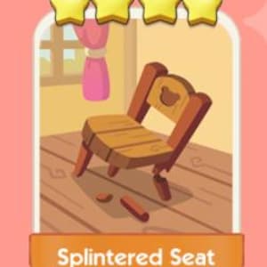 以下が含まれることがあります： 背もたれにクマの形をした切り抜きがあり、座面が割れた木製の椅子。椅子は茶色で、座面は薄茶色で、窓とピンクのカーテンがある漫画の背景に配置されています。