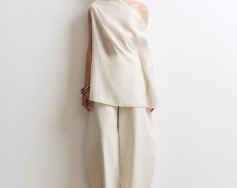 Conjunto de top transparente y pantalón de corte recto: elegancia moderna en sarga de seda.