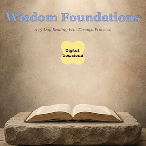 Puede incluir: Un libro abierto descansa sobre un bloque de piedra rugosa. El texto Wisdom Foundations A 15-Day Reading Plan Through Proverbs aparece arriba en azul y negro. Una insignia amarilla en el centro dice Digital Download. Un logo circular está abajo.