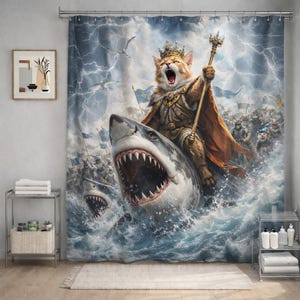 Zasłona prysznicowa z motywem kota fantasy, wojownik-król, jadący na rekinie, mityczna sztuka zwierzęca, dekoracja łazienki, dramatyczna scena bitwy oceanicznej, wyjątkowa sztuka kota
