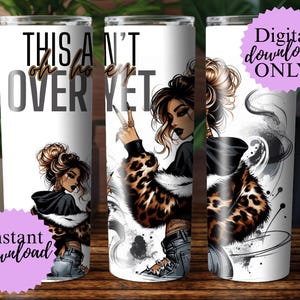 Puede incluir: Vaso blanco con una ilustración de una mujer con una chaqueta con estampado de leopardo. El vaso tiene el texto "THIS AIN'T OVER YET" y "oh honey". Las palabras "Instant download" y "Digital download ONLY" también son visibles.