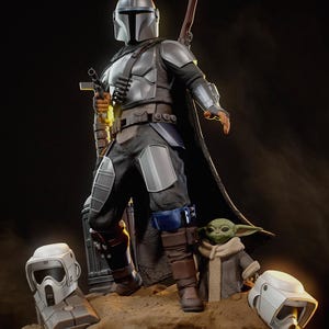 Puede incluir: Una detallada figura de The Mandalorian, vestido con armadura plateada, sosteniendo un bl&aacute;ster. La figura est&aacute; de pie con Baby Yoda y dos cascos blancos sobre una base arenosa. Una capa oscura y un rifle completan la escena.