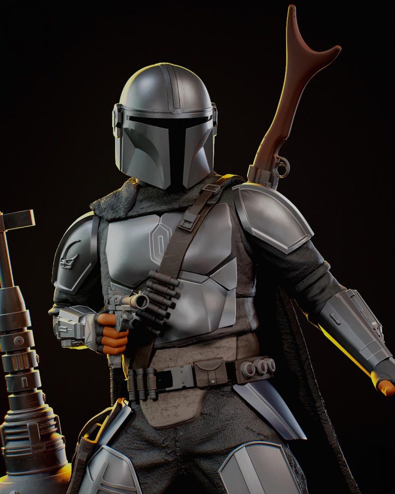 Puede incluir: Figura detallada de El Mandaloriano con armadura plateada, sosteniendo una pistola bl&aacute;ster. La figura tiene un casco, hombreras y un rifle marr&oacute;n sobre el hombro. La figura est&aacute; sobre un fondo oscuro.