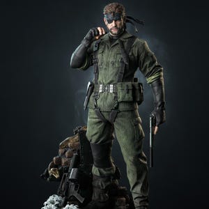 Könnte beinhalten: Detaillierte Statue einer Figur in grüner Militäruniform, schwarzen Handschuhen und einer schwarzen Augenklappe. Die Figur hält eine Pistole und eine Zigarre. Die Statue steht auf einem Sockel mit einer Ziegelmauer und einem Gewehr.