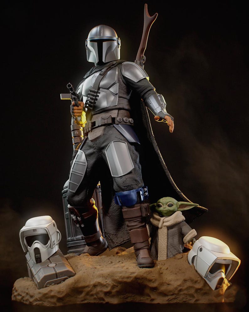 Puede incluir: Una detallada figura de The Mandalorian, vestido con armadura plateada, sosteniendo un bl&aacute;ster. La figura est&aacute; de pie con Baby Yoda y dos cascos blancos sobre una base arenosa. Una capa oscura y un rifle completan la escena.