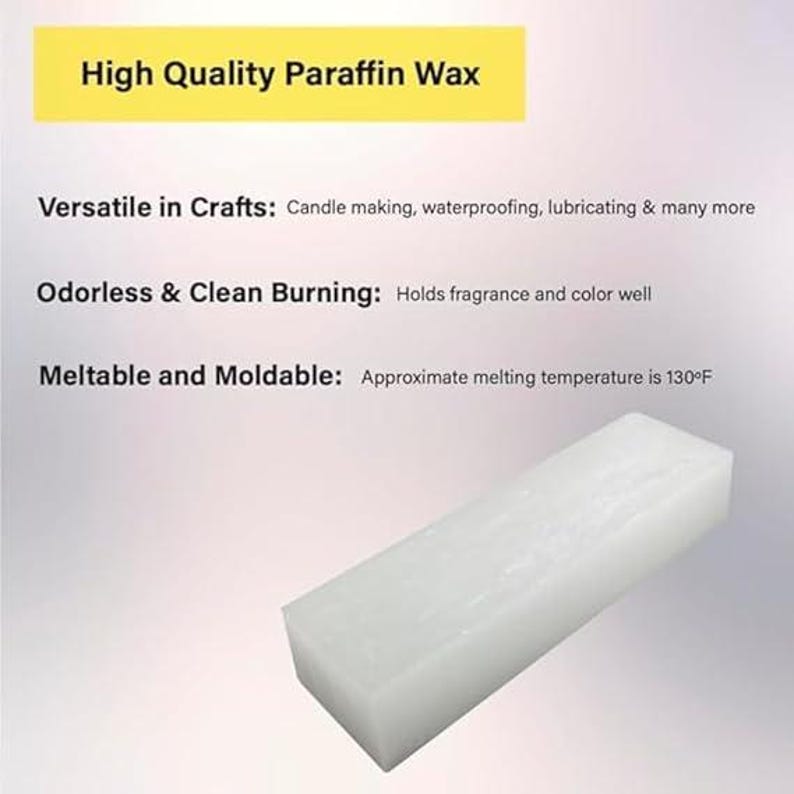 Puede incluir: Un bloque rectangular de cera de parafina blanca. La imagen incluye el texto "High Quality Paraffin Wax". Texto adicional describe la cera como vers&aacute;til, inodora, de combusti&oacute;n limpia y fundible. La temperatura de fusi&oacute;n es de aproximadamente 54&deg;C.