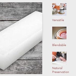 Puede incluir: Un gran bloque rectangular de cera blanca descansa sobre una superficie de madera gris desgastada. La imagen incluye el texto "Vers&aacute;til", "Mezclable" y "Conservaci&oacute;n Natural", lo que sugiere los usos del producto.
