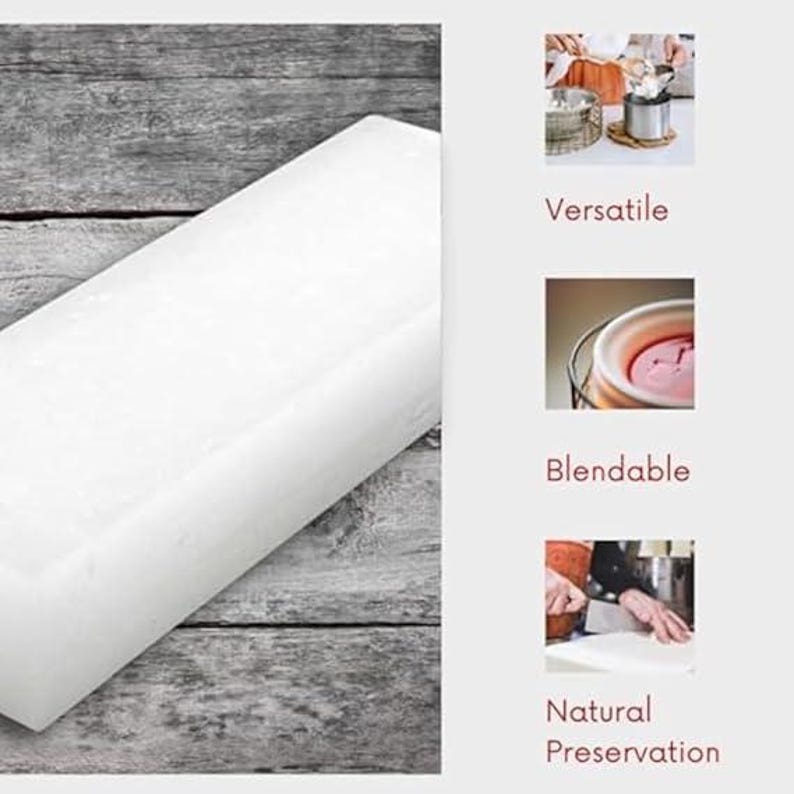 Puede incluir: Un gran bloque rectangular de cera blanca descansa sobre una superficie de madera gris desgastada. La imagen incluye el texto "Vers&aacute;til", "Mezclable" y "Conservaci&oacute;n Natural", lo que sugiere los usos del producto.
