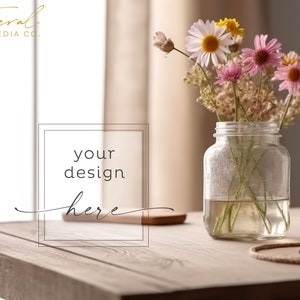 Op de afbeelding: Een heldere glazen pot met een getextureerd oppervlak gevuld met een boeket roze en witte bloemen. De bloemen zijn gerangschikt op een houten tafel met een bruine achtergrond.