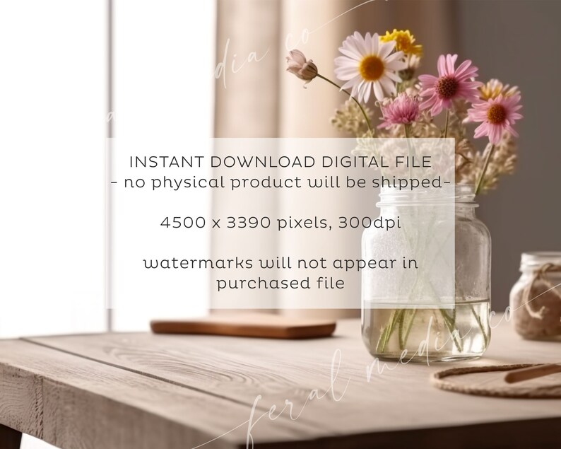 Op de afbeelding: Een glazen pot gevuld met een boeket roze en witte madeliefjes, op een houten tafel. De tekst "INSTANT DOWNLOAD DIGITAL FILE - no physical product will be shipped - 4500 x 3390 pixels, 300dpi watermarks will not appear in purchased file" is zichtbaar in de afbeelding.
