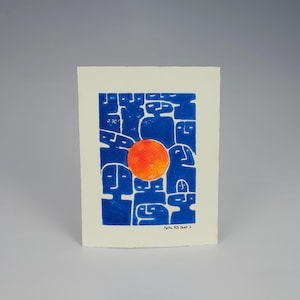 Impresión en linóleo de caras abstractas A5 - "Source" - Azul y naranja estirado a mano