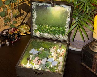 Caja de música vintage mecánica giratoria con mariposa y arena movediza, diorama artesanal de bosque encantado, decoración Fairycore Curio.
