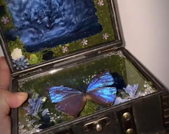 Caja del tesoro vintage con mariposa Morpho azul y arena movediza, diorama forestal hecho a mano, decoración Fairycore Oddities, regalo de decoración para el hogar