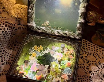 Caja de música giratoria con mariposas del bosque, diorama de musgo y flores en arenas movedizas, regalo mágico de estilo cottagecore.
