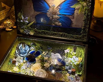 Caja de música giratoria mecánica vintage con forma de mariposa, diorama artesanal de bosque encantado, decoración Fairycore Curio.