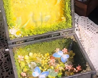 Caja del tesoro de arena movediza con mariposas de pradera encantada, diorama de resina de musgo y flores hecho a mano, recuerdo de Fairycore