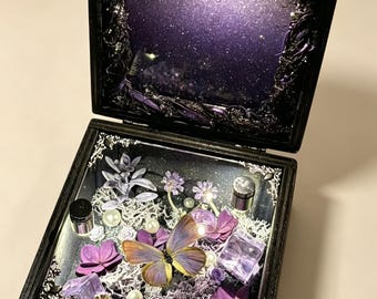 Lila Galaxy Shaker Schmetterling Spieluhr, Flatternde Flügel beleuchtete Diorama, Gothic Witchy Curio Decor