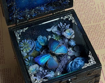 Caja de mariposas Flutterby que brilla en la oscuridad con efecto de arena movediza, diorama floral azul oscuro hecho a mano, decoración Fairycore Cottagecore.
