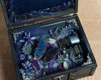 Caja de música encantada de glicinias azul oscuro, caja de arena movediza con mariposas, decoración hecha a mano de la noche estrellada, regalo para ella.