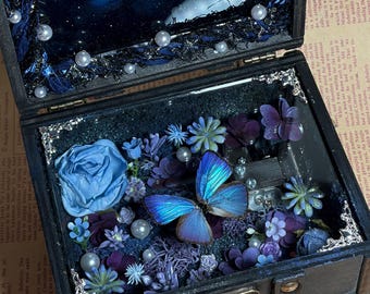 Caja de música encantada de glicinias azul oscuro, caja de arena movediza con mariposas, decoración hecha a mano de la noche estrellada, regalo para ella.