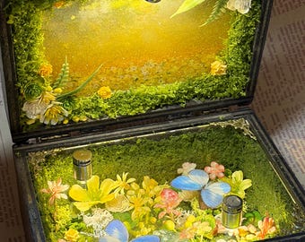Caja del tesoro vintage amarilla con arena movediza y mariposas reales, diorama de flores del bosque hecho a mano, decoración rústica y original.