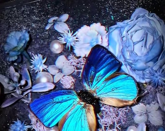 Caja de sombras con mariposa mecánica vintage que brilla en la oscuridad y arena movediza, diorama gótico de rosa azul, decoración de curiosidades